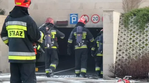 Pożar w podziemnym garażu, dwa auta zniszczone