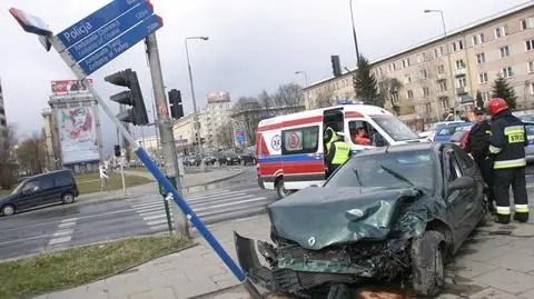 Staranował znak na Mokotowie. Jedna osoba w szpitalu 