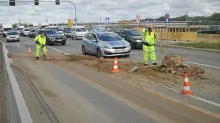 Ciężarówka "zgubiła" glinę i piasek