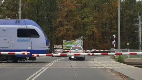 Auto "uwięzione" między szlabanami. "Bardzo niebezpieczna sytuacja"