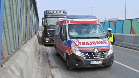 Ciężarówka przewożąca koparkę zderzyła się z karetką