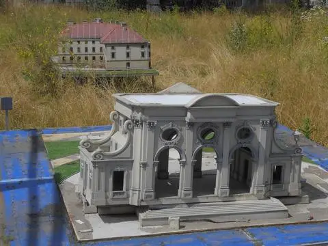 Zniszczony Park Miniatur 