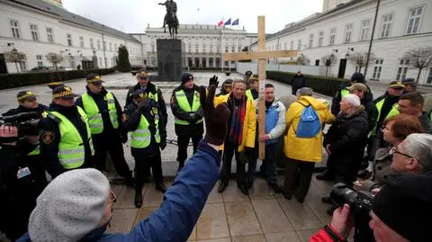 Obrońca krzyża ujęty. "Musieliśmy użyć siły"