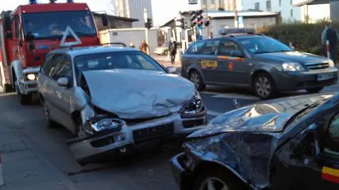Wypadek trzech samochodów na Grzybowskiej