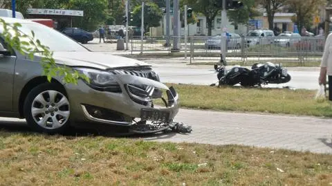 Motocykl zderzył się z samochodem. Kierowca jednośladu w szpitalu