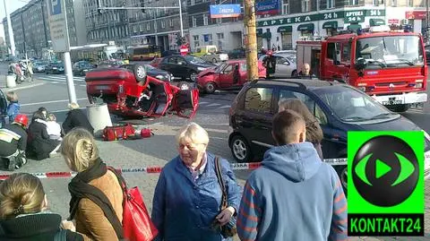 Auto z dziećmi dachowało na skrzyżowaniu