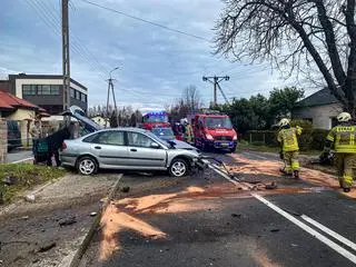 Samochód uderzył w ogrodzenie 