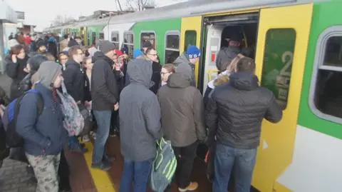 Zniknęło popularne połączenie, ludzie nie mieszczą się w pociągach