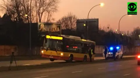 Autobus utknął na pasie zieleni