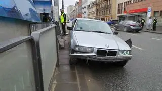 Samochód uderzył w bariery na Targowej