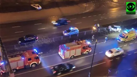 Kolizja trzech aut, jedno z nich wpadło w bariery