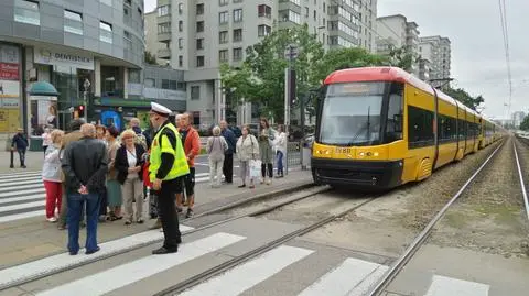 "Pasażerka w szpitalu po ostrym hamowaniu". Stały tramwaje