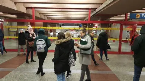 Zadymienie na stacji metra. Straż pożarna: awaria układu hamulcowego pociągu