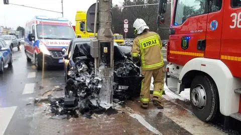 Rozbił się na latarni w Alejach Jerozolimskich