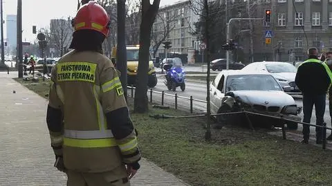 "Uszkodzony sygnalizator, zniszczone znaki i kilka czarnych słupków"