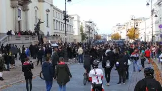 Protest pod kościołem Świętego Krzyża na Krakowskim Przedmieściu 