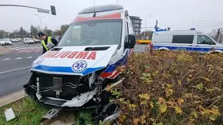 Zderzenie samochodu osobowego i karetki na Wołoskiej