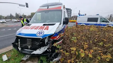 Zderzenie karetki i samochodu osobowego. Dwie osoby zabrane do szpitala