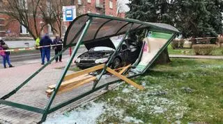 Policjanci zatrzymali 27-latka, który wjechał w przystanek autobusowy