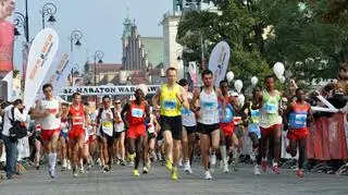 Biegacze na trasie maratonu