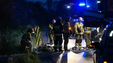 Motocyklista jechał z pasażerem. Zderzyli się z sarną