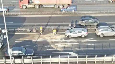 Auto tyłem do kierunku jazdy. Kolizja na moście Grota