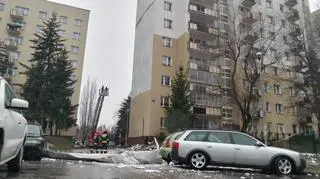 Kawał elewacji spadł na parking