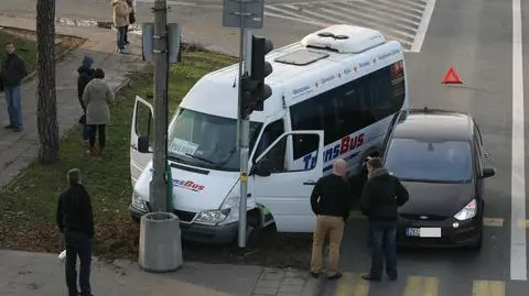 Bus wjechał w latarnię