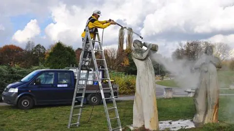Parkowe rzeźby pod prysznicem. "Następna kąpiel wiosną"