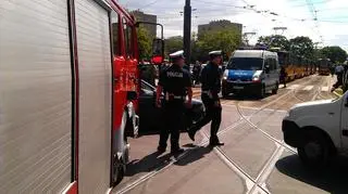 Samochód pomiędzy tramwajami