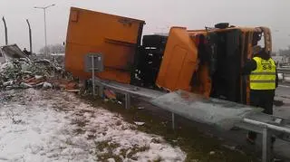 Na Toruńskiej przewrócił się tir. Piwo się wylało