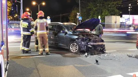 Zderzenie dwóch aut na Mokotowie. Jedna osoba trafiła do szpitala