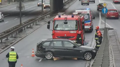 Auto w poprzek Łazienkowskiej. Jedna osoba ranna