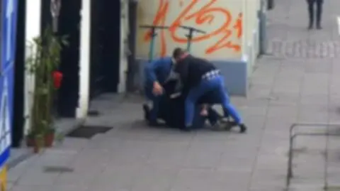 W tramwaju rozciął torebkę i ukradł portfel. Dynamiczna akcja zatrzymania podejrzanego