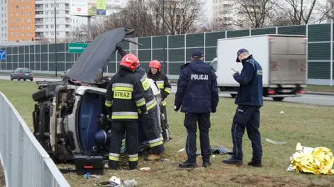 Smart koziołkował w al. Stanów Zjednoczonych. Kierowca wypadł