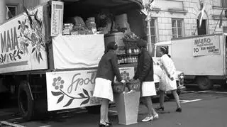 Stoisko handlowe WSS "Społem" podczas obchodów 1 Maja, 1969 rok 