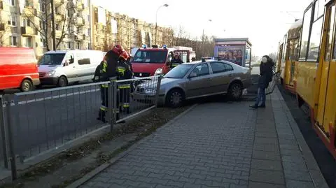 Wpadł na przystanek. Zderzenie na Broniewskiego