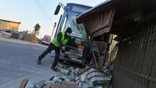 Autobus uderzył w ogrodzenie