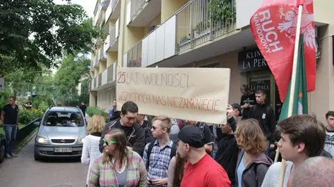 Narodowcy protestowali przed komendą