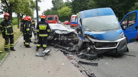 Czołowe zderzenie busa z osobówką. "Przewoził materiały budowlane"