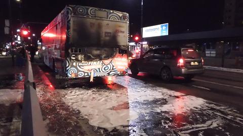 Przy placu Zawiszy zapalił się autobus. "Ogień wychodził na zewnątrz"