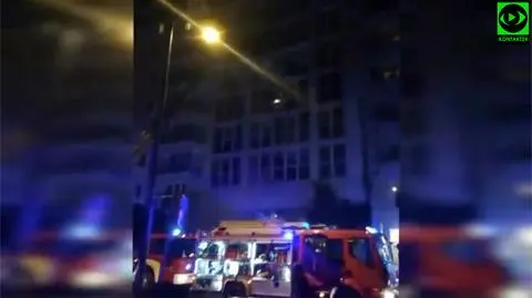 Na balkonie wybuchł pożar,  strażacy musieli wyważyć drzwi