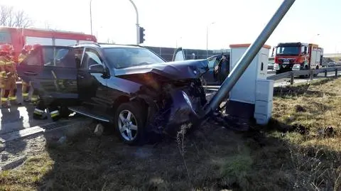 Zderzenie na Wale Miedzeszyńskim. Jedno z aut uderzyło w latarnię