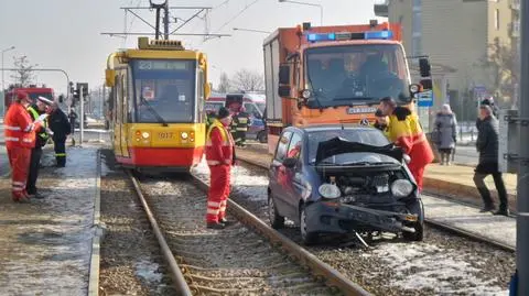 Auto na torowisku. Trzy osoby w szpitalu