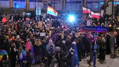 Miała być "Blokada Sejmu", marsz rozlał się po ulicach. Przepychanki na placu Powstańców, policja użyła gazu