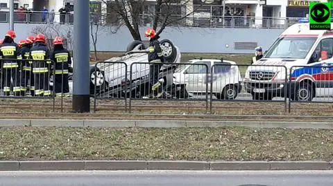 Zderzenie i dachowanie przy urzędzie dzielnicy