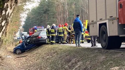 Zderzenie trzech samochodów. Wezwano śmigłowiec ratunkowy