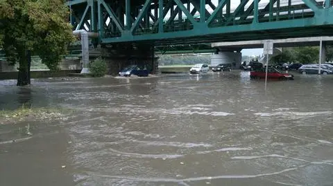 Nawałnica z gradem nad Warszawą. Zalana Wisłostrada przy cytadeli