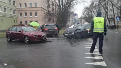 Kolizja trzech aut na skrzyżowaniu Smoczej i Dzielnej