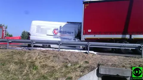 Wypadek na trasie S8: bus wjechał w tira, kierowca zginął